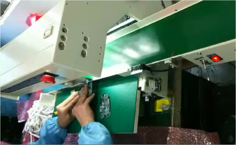 走刀式分板機(jī)使用中