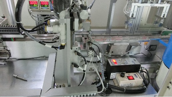自動(dòng)點(diǎn)膠機(jī)