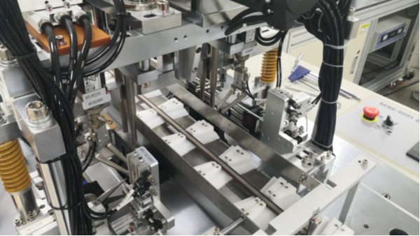 點膠機廠家-全自動KF94魚型口罩機裝柜現(xiàn)場