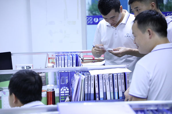 全自動點(diǎn)膠機(jī)廠家