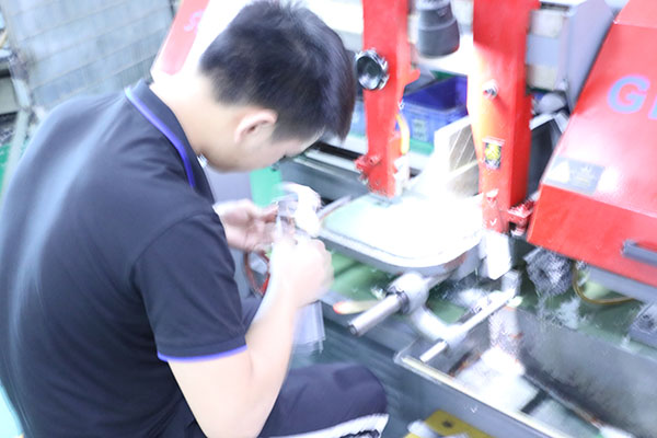 手動(dòng)點(diǎn)膠機(jī)的使用方法